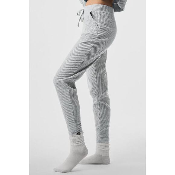 Alo Yoga Women’s Heather Grey Muse Ribbed Sweatpant/Jogger - Picture 5 of 16